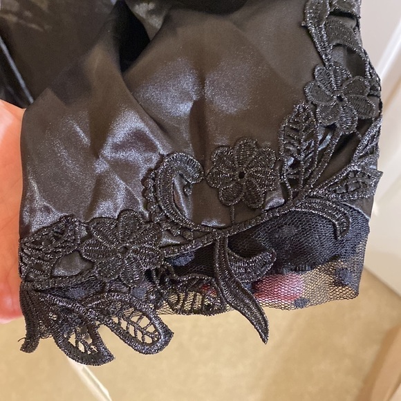 Flora Full Length Robe with Lace and Appliqué work on Sleeves Black size L/XL - Picture 5 of 11